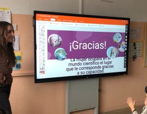 Sara, del equipo Bivalia, impartiendo la charla